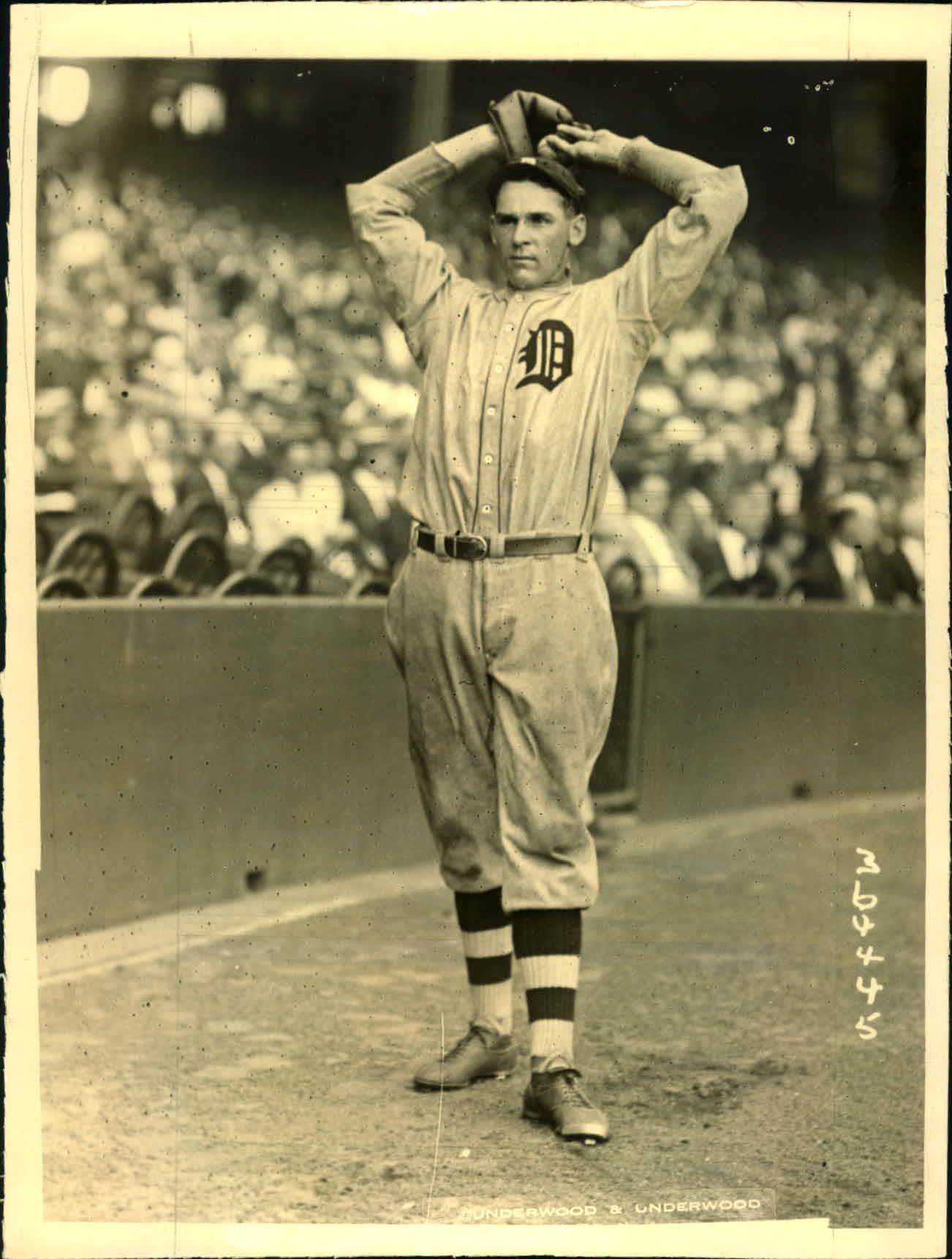 1932 Press Photo Ed Wells New York Yankees Pitching 1932 World Series  Baseball